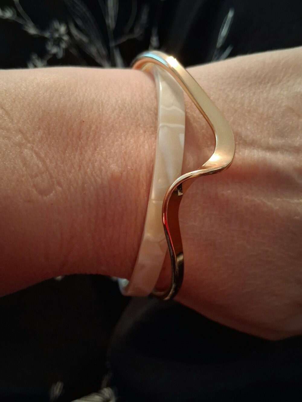 SIZE LG. Modern Gold Tone And Ivory-colored Resin Cuff Bracelet- Size LG